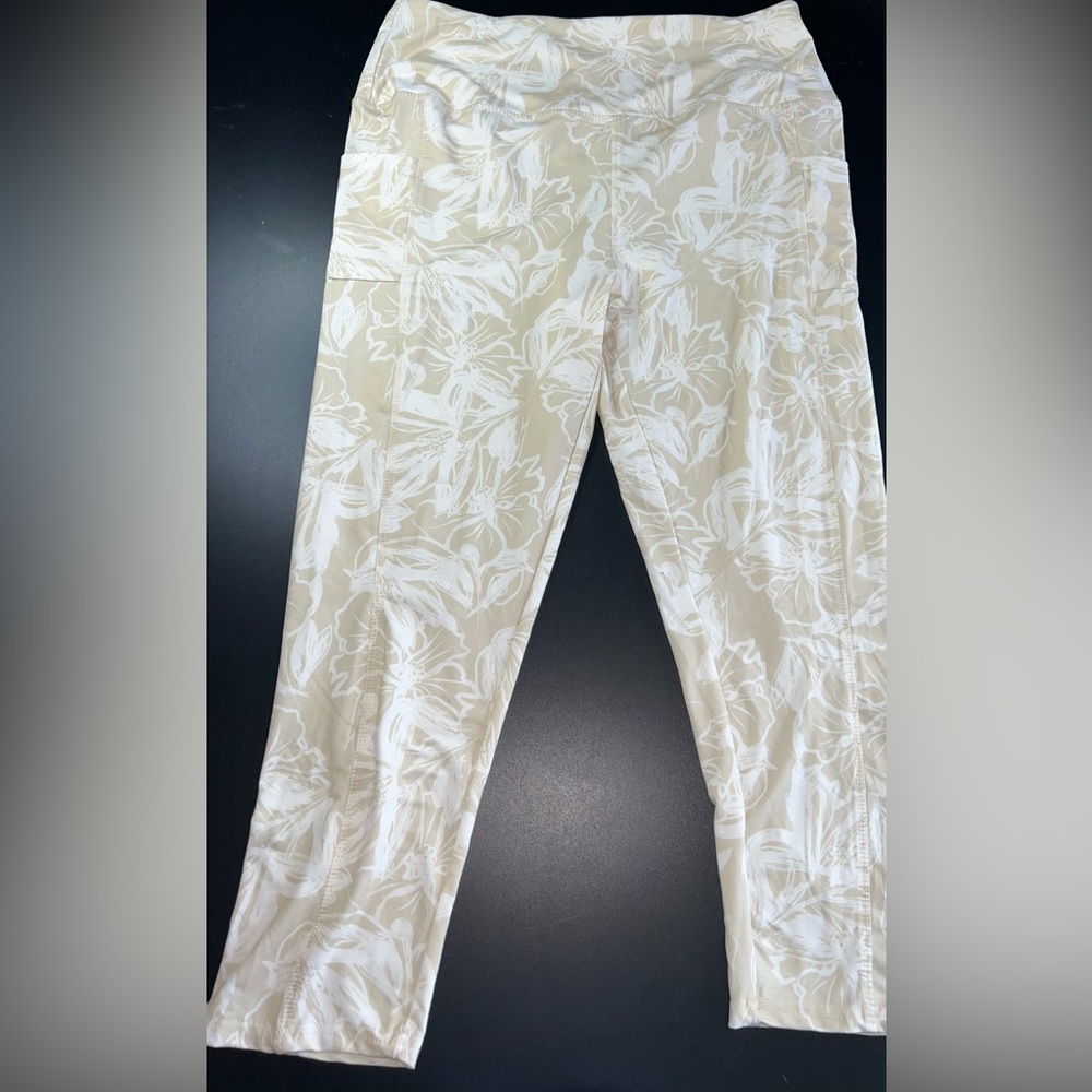 Starting Point Performance Capri Floral legging size Large With Pockets Like New